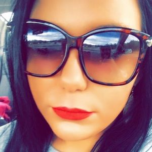 Meet your Posher, Tara